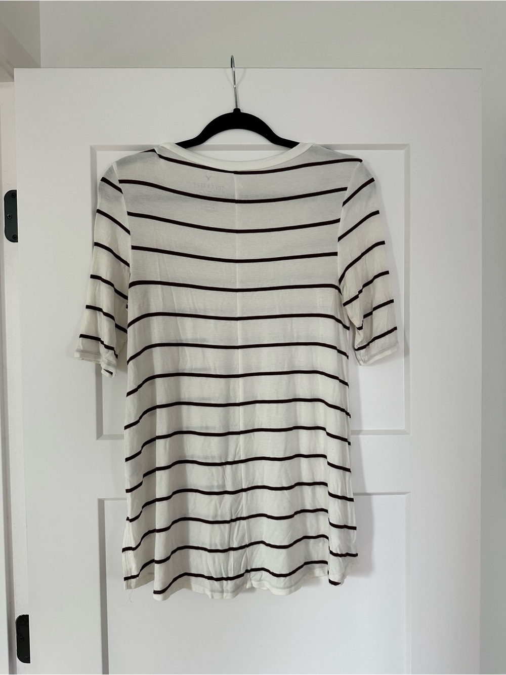 American Eagle Outfitters White Tee with Dark Maroon Stripes - Picture 2 of 3
